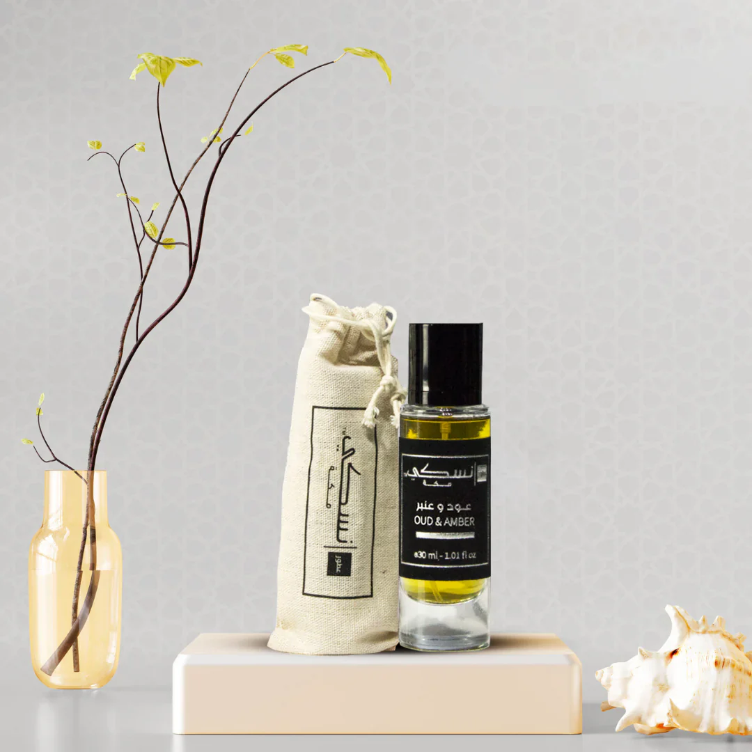 Parfum Nusuki Oud & Amber 30 ml, flacon élégant avec étiquette, mettant en valeur le parfum oriental et chaud.