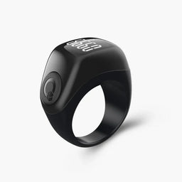 Bague tasbih connectée Zikr Ring Iqibla avec 3 anneaux ajustables, appareil électronique élégant et moderne en gros plan.