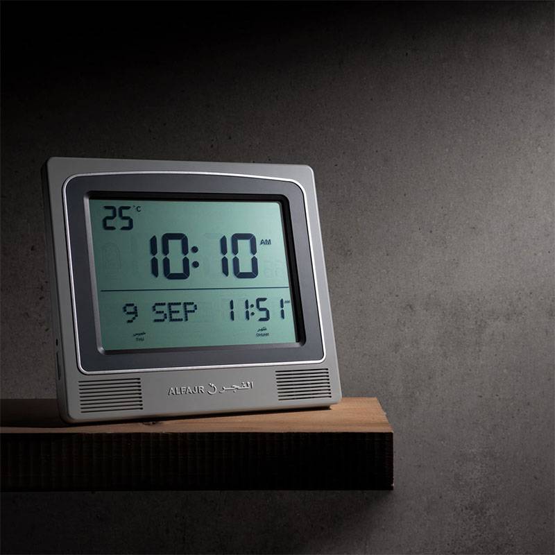 Réveil Azan CW-15 AlFajr, appareil électronique avec écran numérique et fonctions de prière musulmane, en plastique blanc.