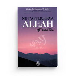 Livre "Ne N'afflige Pas Allah Est Avec Toi" de Cheikha Bint Muhammad Al Qâsim, couverture avec texte arabe et motif traditionnel.