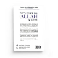 Livre "Ne N'Afflige Pas Allah Est Avec Toi" de Cheikha Bint Muhammad Al Qâsim, couverture avec titre et motifs or.