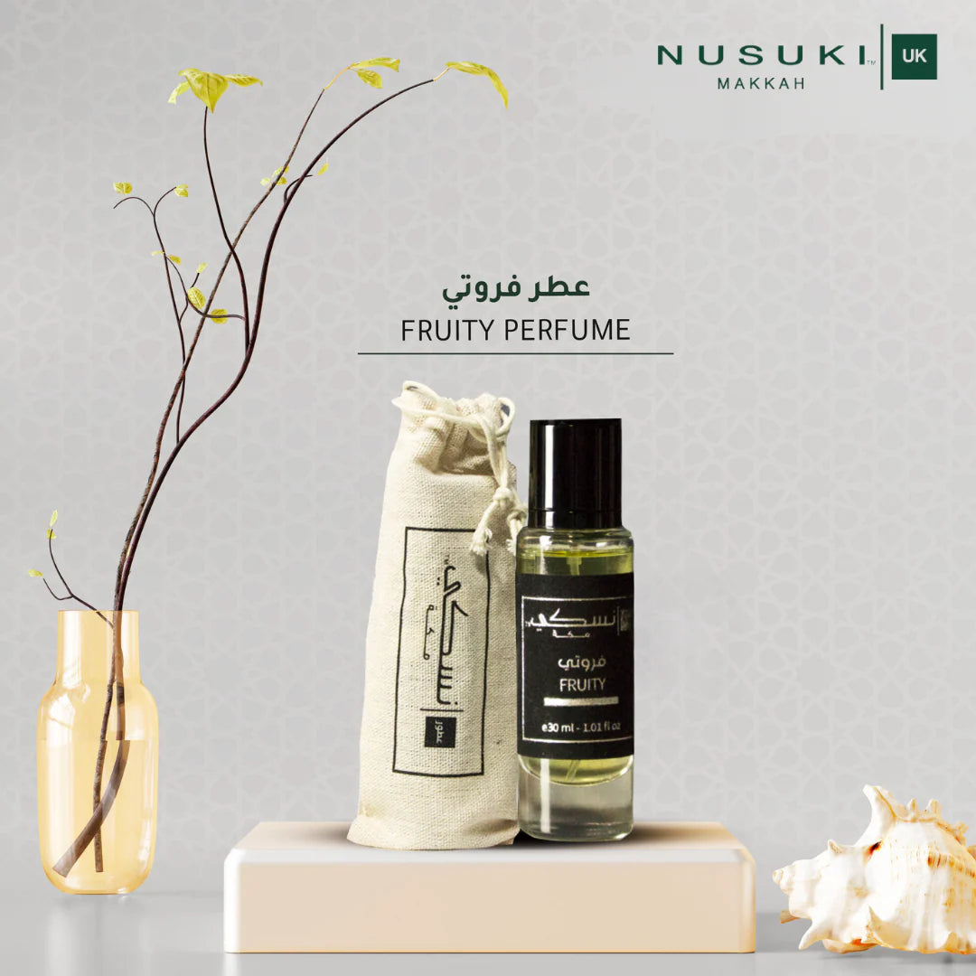 Parfum Nusuki Fruity de 30 ml avec flacon élégant, mettant en valeur le liquide parfumé dans un flacon moderne.