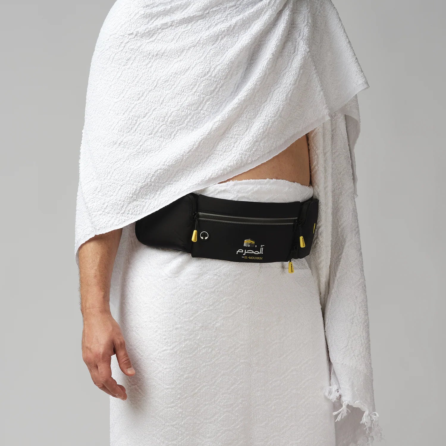 Ceinture El-Mouhrim Hajj & Omra noire ou blanche, en tissu, avec boucle simple, portée traditionnellement.