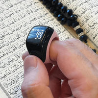 Bague tassbih connectée Zikr Ring Iqibla avec 3 anneaux ajustables, appareil électronique élégant et moderne pour la prière.
