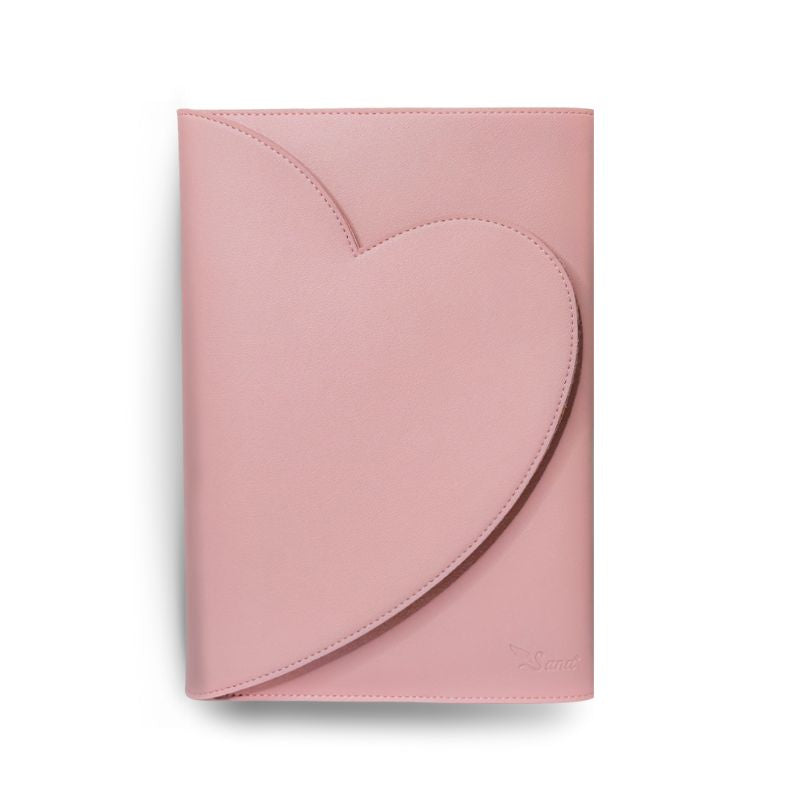 Protège Coran Cœur Rose Aimanté de Sana Edition, accessoire pour Coran Tajwid, mesure 40cm, en tissu rose avec aimant.