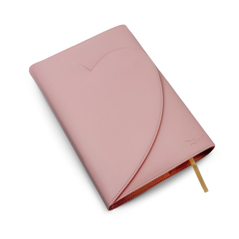 Protège Coran Cœur Rose Aimanté de Sana Edition, accessoire en tissu rose pour protéger et embellir le Coran Tajwid.