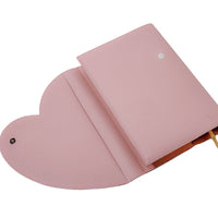 Protège Coran Cœur Rose Aimanté pour Coran Tajwid, accessoire de Sana Edition, avec motif en forme de cœur rose et fermeture magnétique.