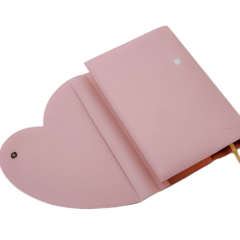 Protège Coran Cœur Rose Aimanté pour Coran Tajwid, accessoire de Sana Edition, avec motif en forme de cœur rose et fermeture magnétique.