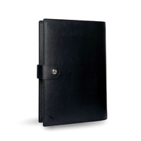 Protège Coran noir avec fermeture à bouton magnétique, accessoire Sana Edition, 40cm, design élégant et pratique.