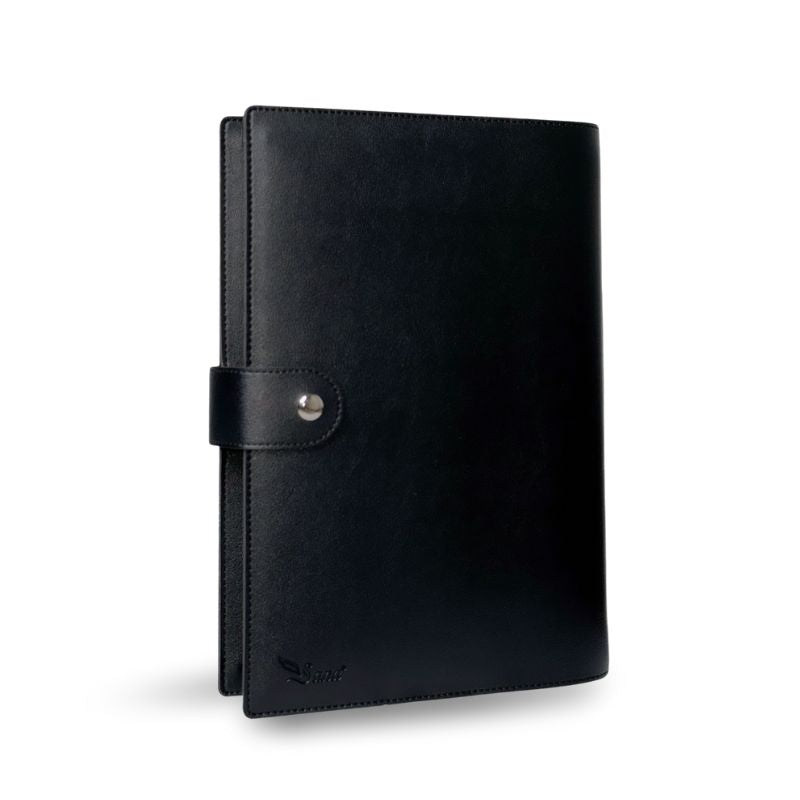 Protège Coran noir avec fermeture à bouton magnétique, accessoire Sana Edition, 40cm, design élégant et pratique.