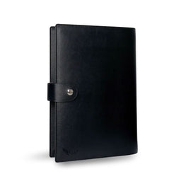 Protège Coran noir de Sana Edition avec fermeture à bouton aimanté, 40 cm, accessoire religieux élégant et pratique.