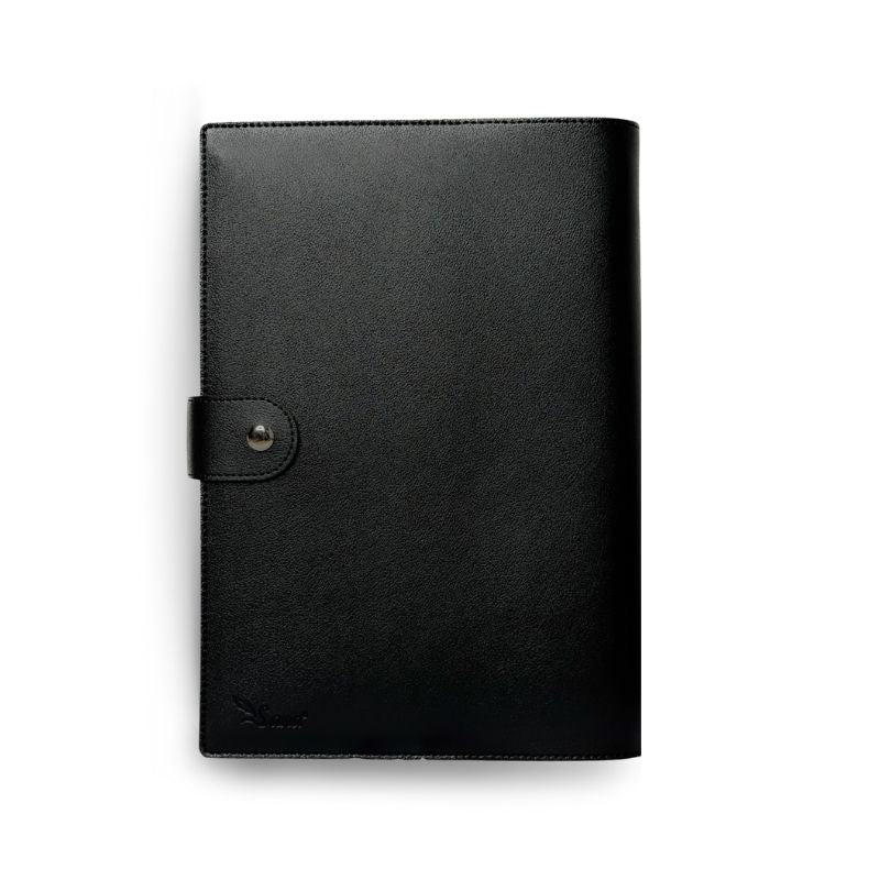 Protège Coran noir de Sana Edition avec fermeture à bouton aimanté, 40 cm, accessoire pratique pour la protection du Coran.