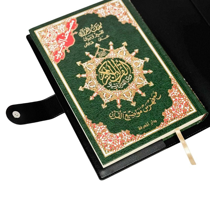 Protège Coran noir de 40 cm avec fermeture à bouton aimanté, accessoire de la marque Sana Edition, repose le Coran.