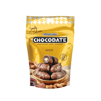 Dattes Chocodate lait à l'amande, enrobées de chocolat au lait, présentation de la datte farcie dans l'image.