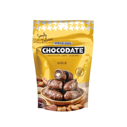 Dattes Chocodate lait à l'amande, enrobées de chocolat au lait, présentation de la datte farcie dans l'image.