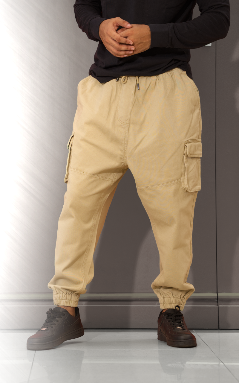 Pantalon cargo beige pour homme avec poches latérales, vue de face