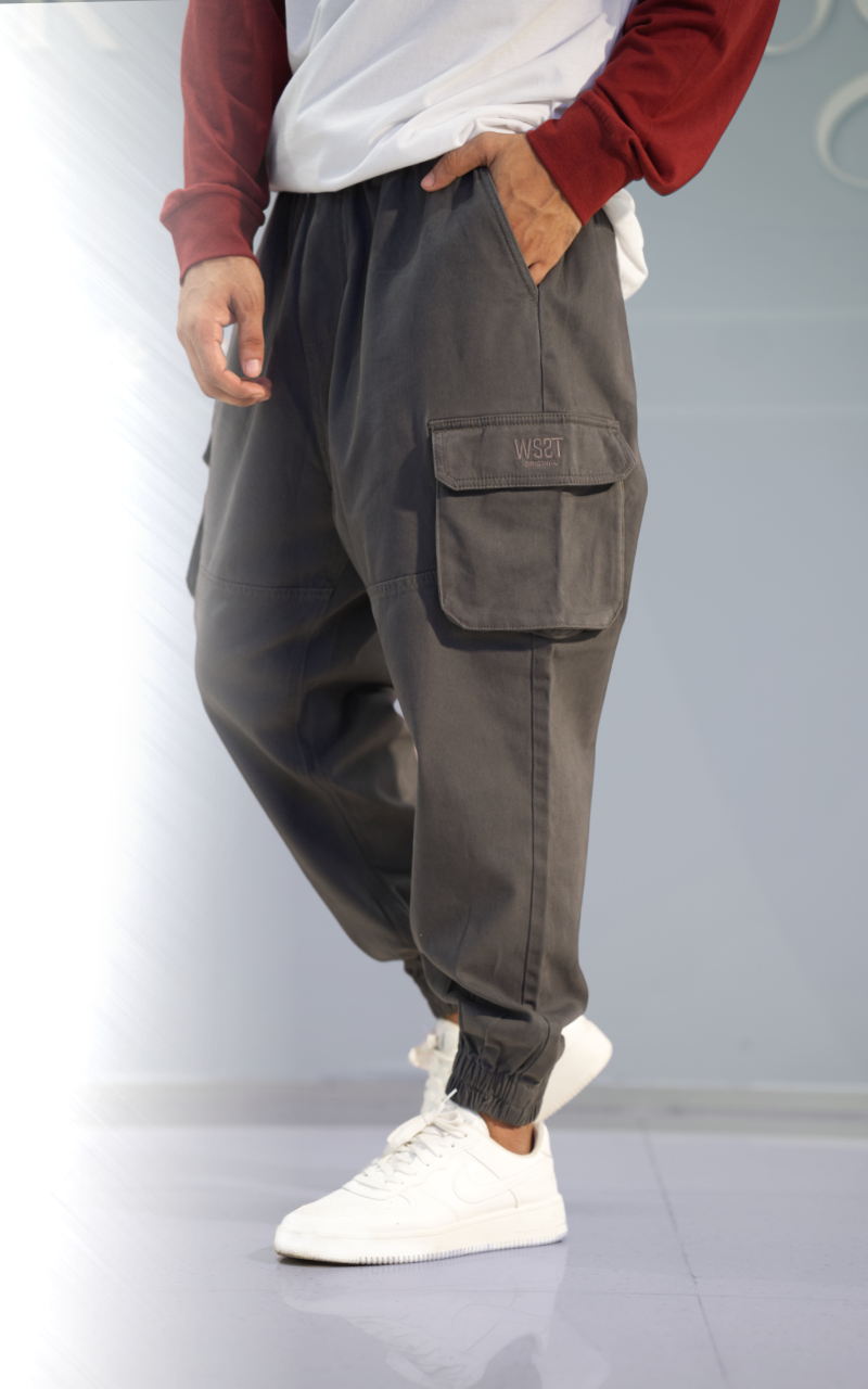 Pantalon cargo gris pour homme coupe ample, vue de côté