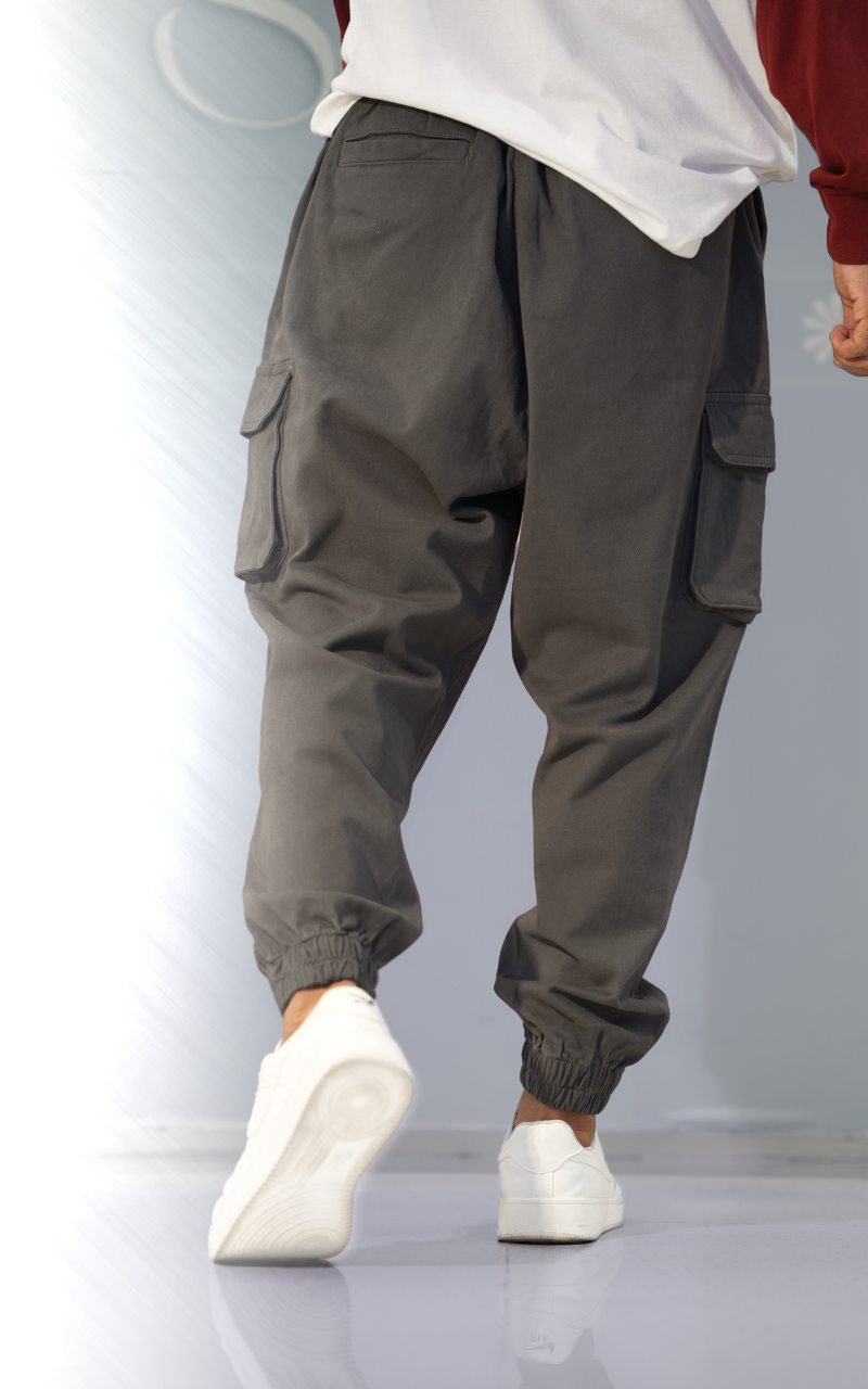 Pantalon cargo gris pour homme avec poches latérales, vue de dos