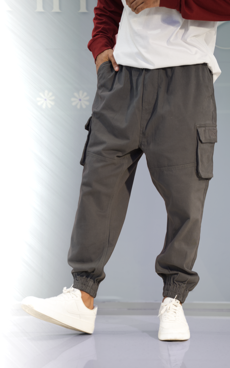 Pantalon cargo gris pour homme coupe ample, vue de face