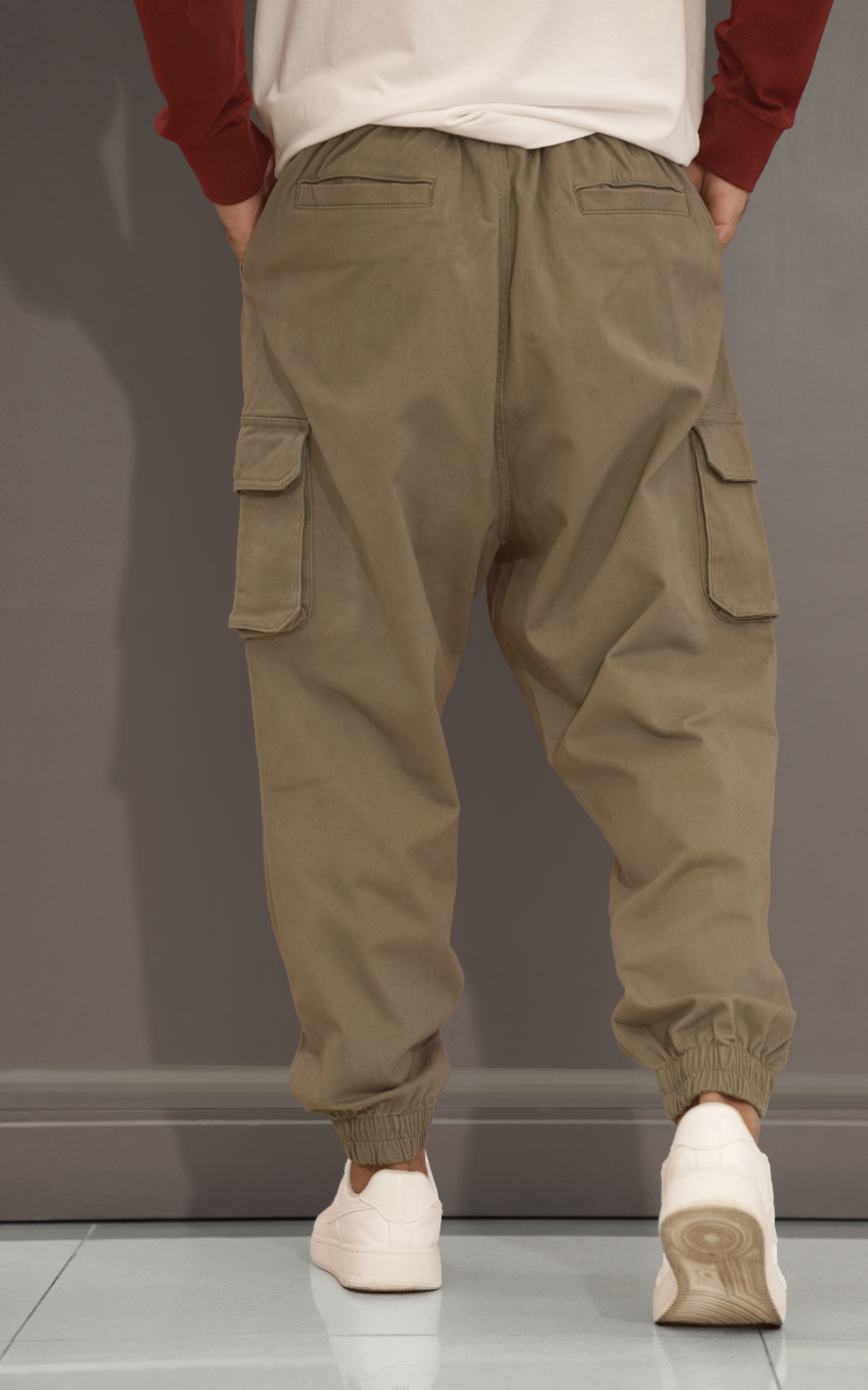 Pantalon cargo kaki pour homme coupe ample, vue de dos