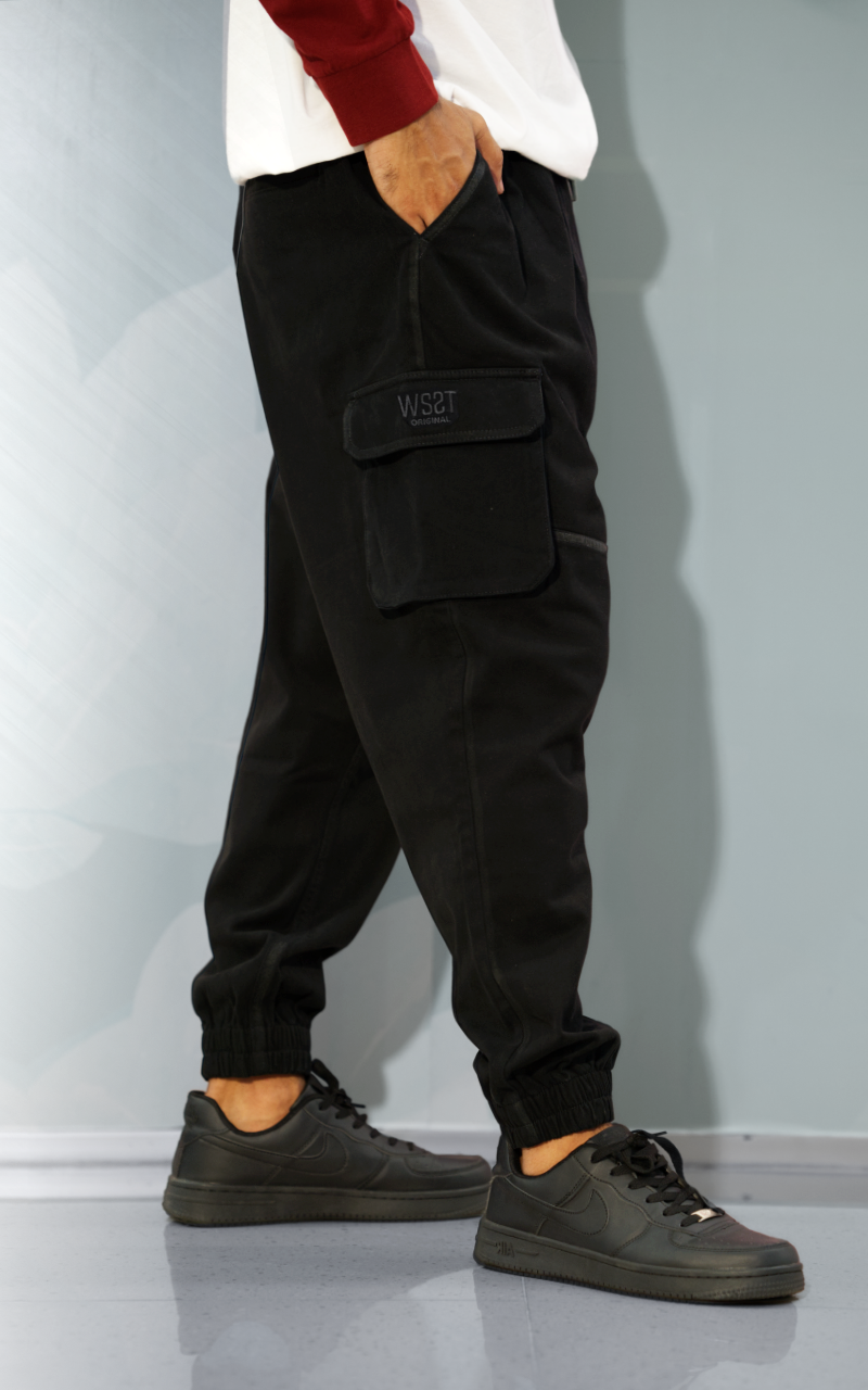 Pantalon cargo noir pour homme coupe ample, vue de côté