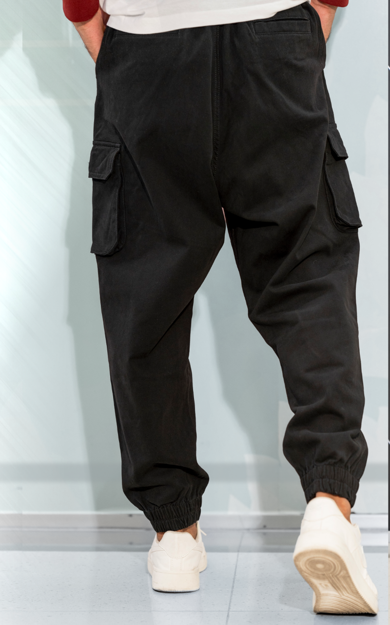 Pantalon cargo noir pour homme avec poches latérales, vue de dos