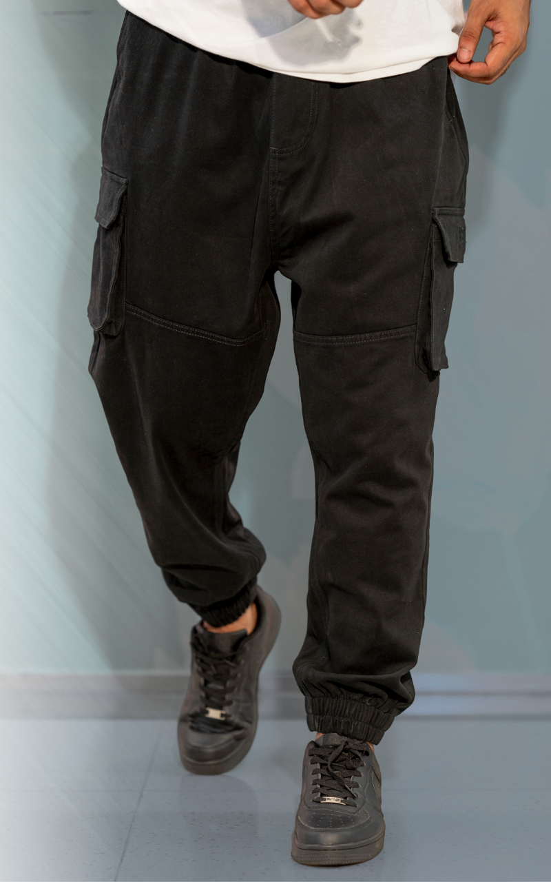 Pantalon cargo noir pour homme coupe ample, vue de face