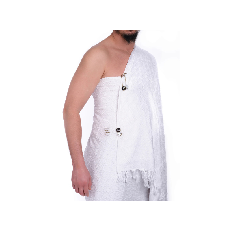 Kit Omra premium de Librairie Al Minhaj avec vêtements et accessoires haut de gamme pour la prière et le pèlerinage.