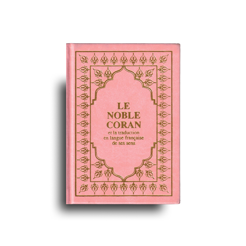 Coran AR/FR en format petit 12x17, couverture rose pastel, édition Sana, avec texte arabe et français visible sur la page.