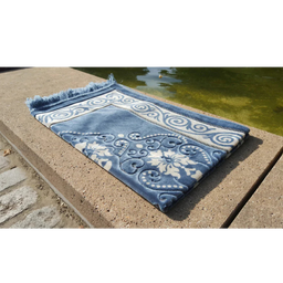 Tapis de prière Sana Edition motif fleurs bleu ardoise, design élégant et traditionnel pour la pratique religieuse.