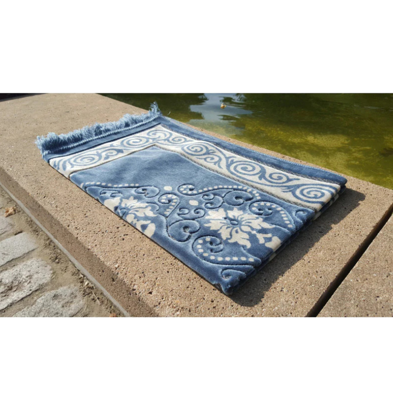 Tapis de prière Sana Edition motif fleurs bleu ardoise, design élégant et traditionnel pour la pratique religieuse.