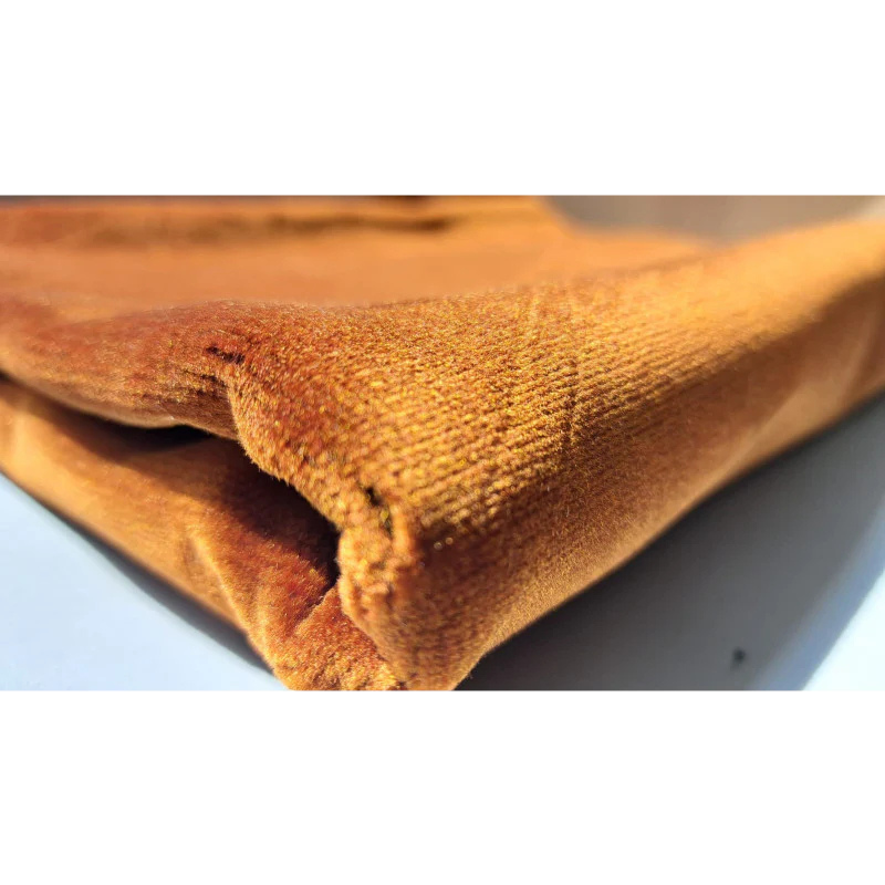 Tapis de prière en velours luxe couleur unie marron foncé, Sana Edition, design élégant pour la prière.