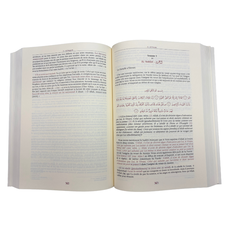 Livre Exégèse d’Ibn Kathir en 5 volumes, édition Tawbah, avec couverture illustrée et titres visibles sur la reliure.