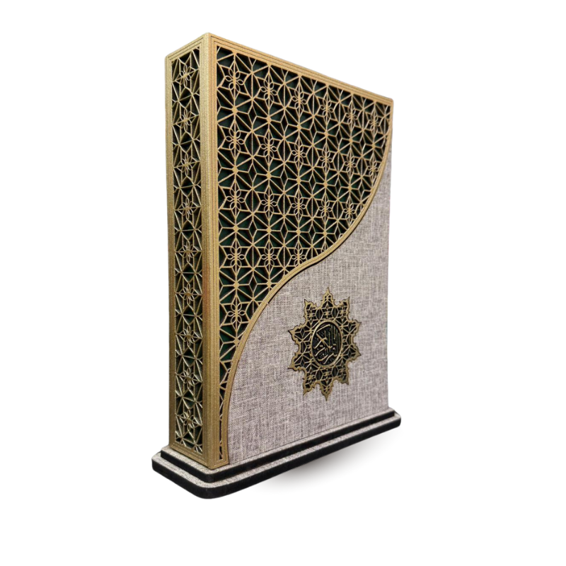 Coffret Coran Gold Silver d'Ensar, Coran Arabe avec couverture élégante en or et argent, image de design sans titre.