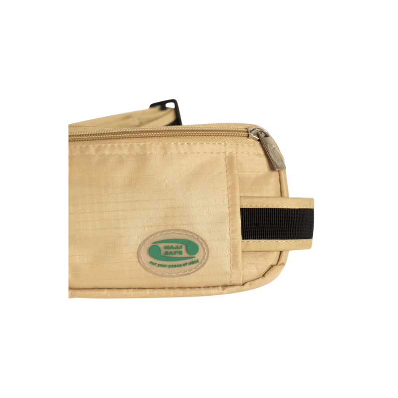 Ceinture beige Hajj Safe avec sacoche antivol intégrée et boucle sécurisée visible sur l'image.