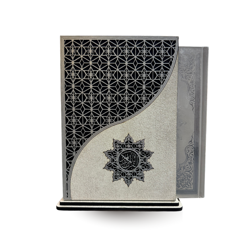 Coffret Coran Silver White Ensar, Coran Arabe avec couverture blanche élégante et détails argentés, ouvert pour montrer les pages.