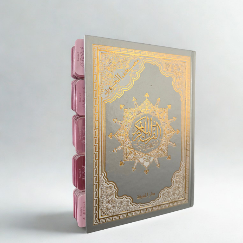 Autocollant Onglets Coran avec 114 sourates en français et arabe, design rose pivoine, installé sur une surface.