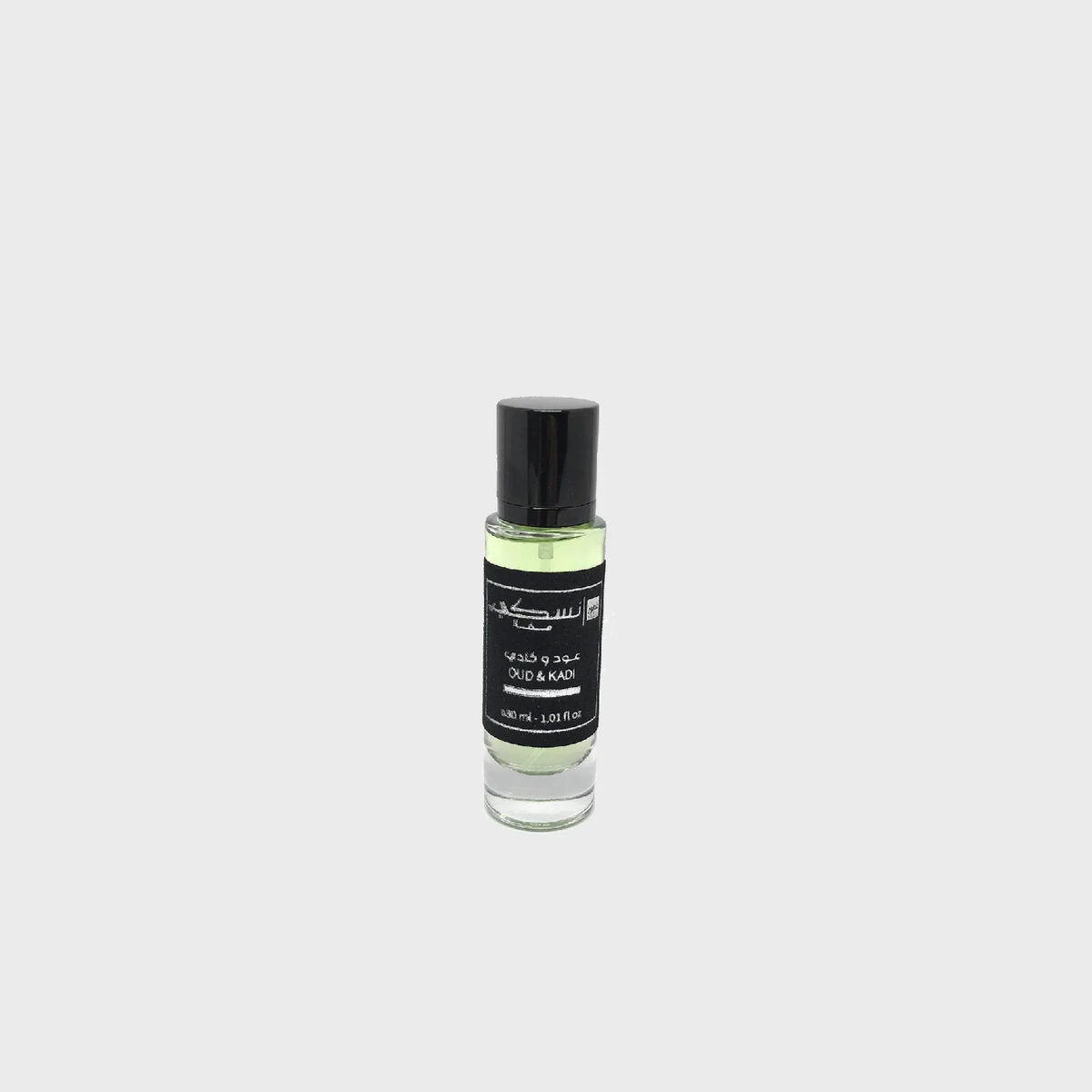 Parfum Nusuki Oud & Kadi, flacon de 30 ml, avec bouteille élégante et étiquette présentant le parfum parfumé.