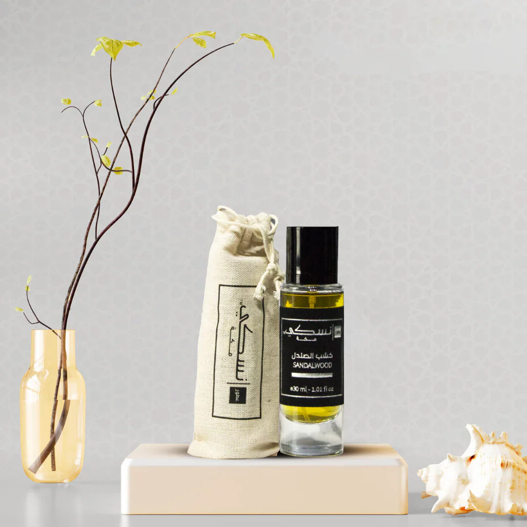 Parfum Nusuki Sandalwood de 30 ml, flacon élégant avec parfum boisé et chaud à base de bois de santal, visible dans l'image.