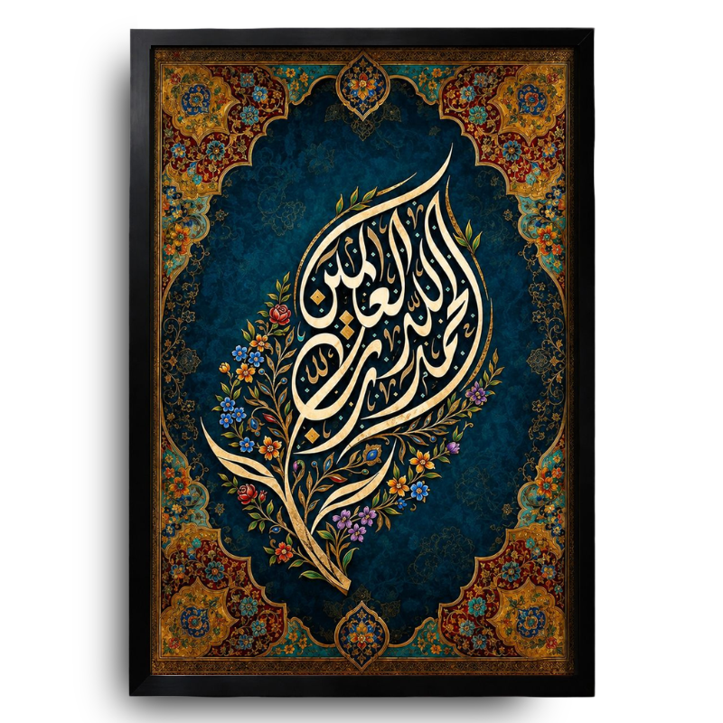 Tableau de calligraphie arabe Al-Hamdoulillah en style diwani, fond bleu nuit, cadre noir format A4.