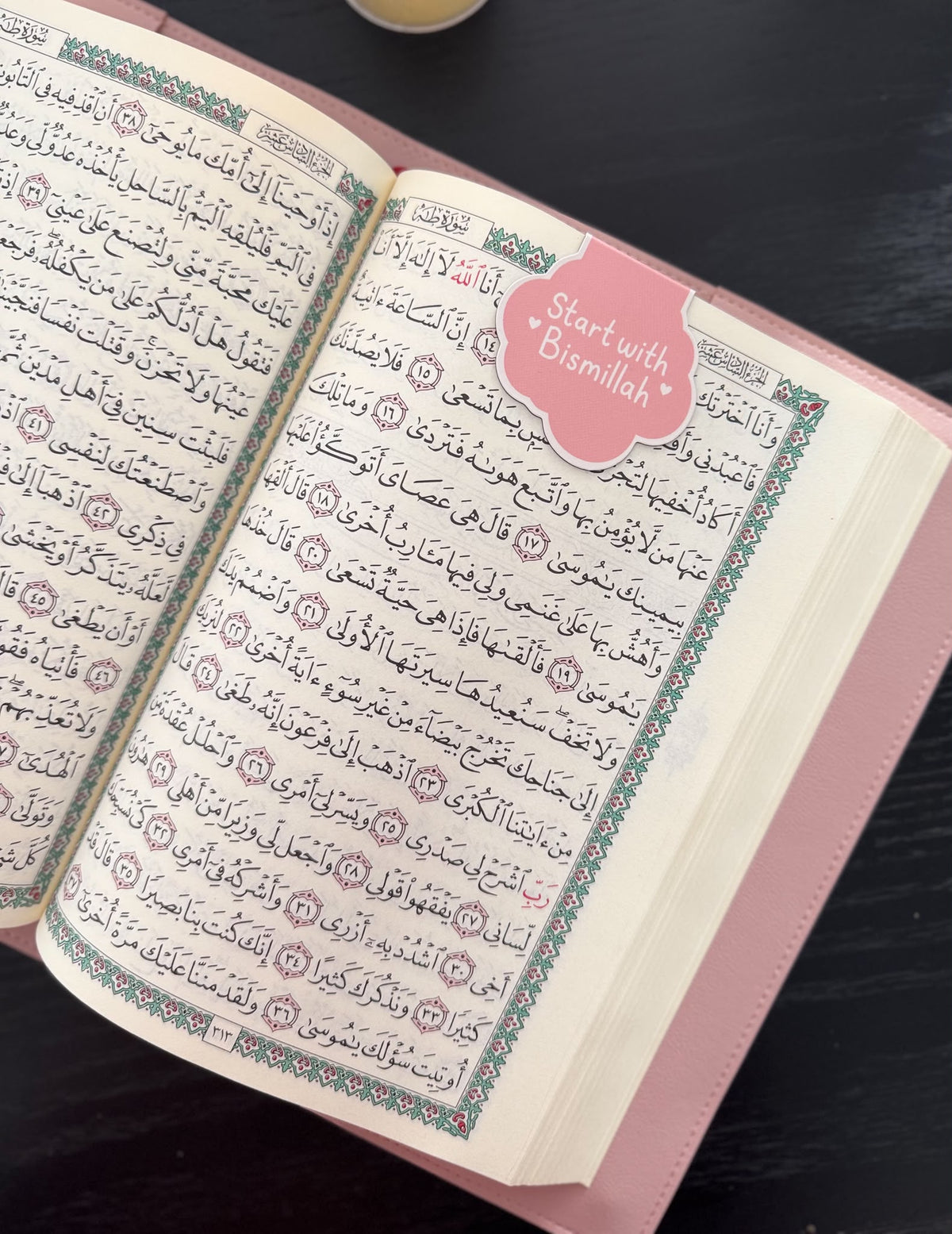 Marque-page aimanté Qamar Studio "Start with Bismillah" avec design islamique, motif coloré et aimant pour livres.