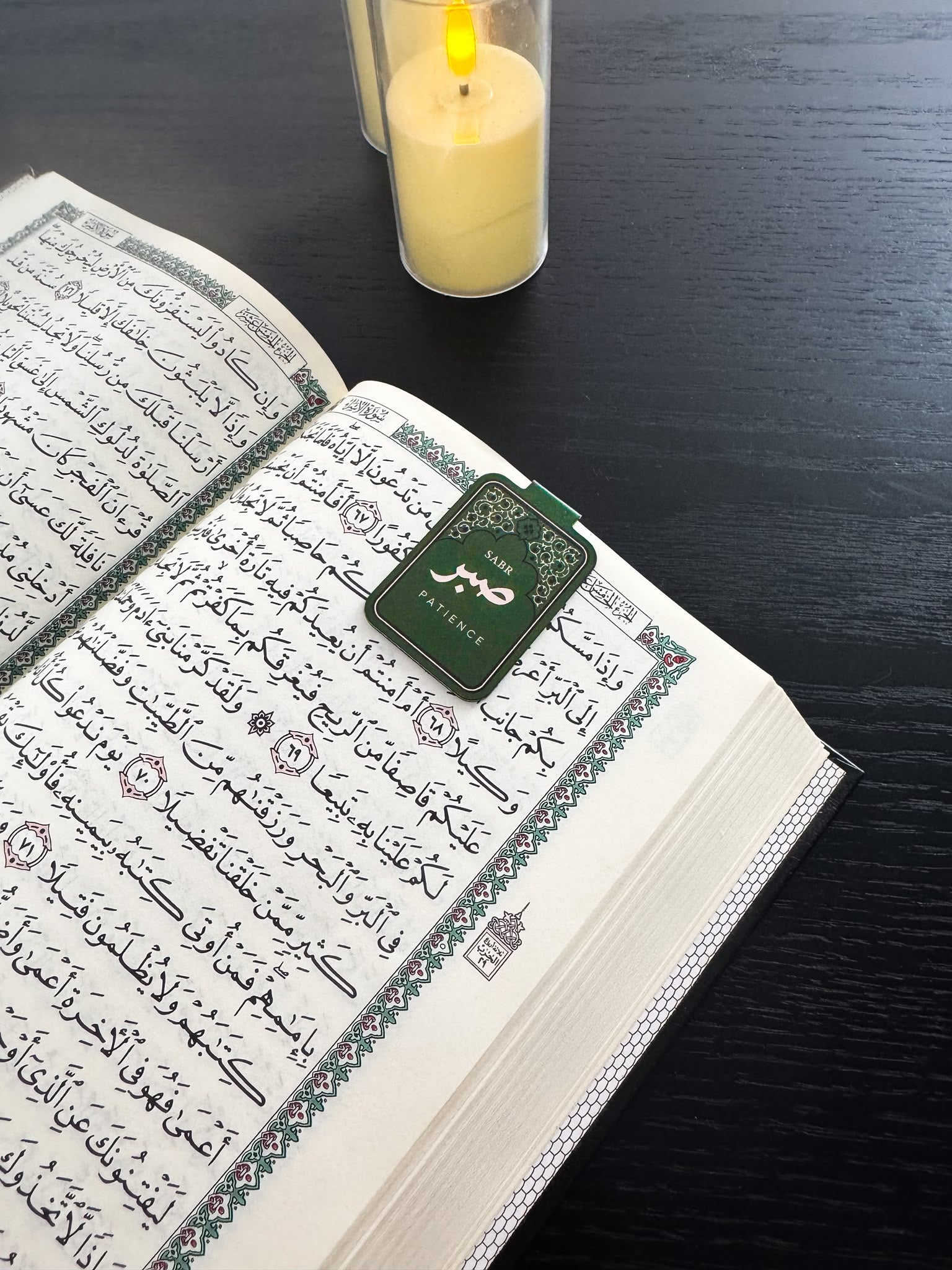 Lot de 4 marque-pages aimantés islamiques Qamar Studio avec motifs détaillés, parfaits pour marquer vos lectures.
