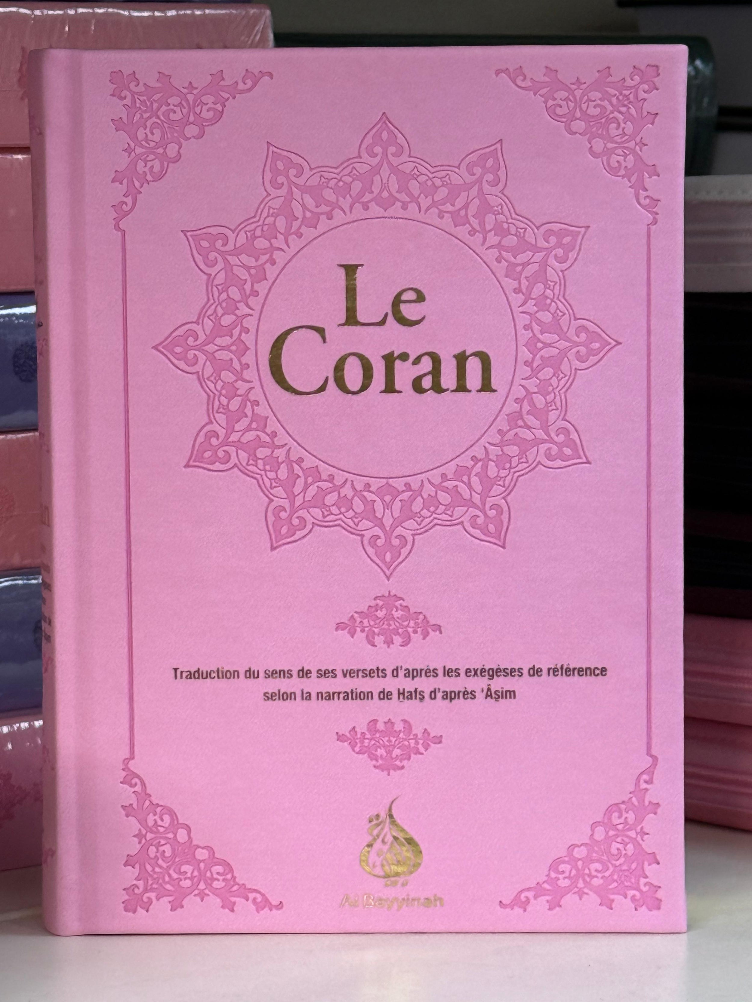 Coran en arabe et français, traduction par Rachid Maach, format moyen, édition Al Bayyinah, avec texte religieux visible.