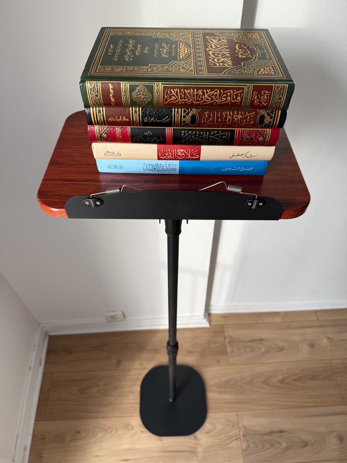 Support Coran sur pied réglable en bois, support pratique pour lire et exposer le Coran, de la marque Librairie Al Minhaj.
