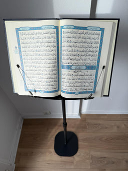Support Coran sur pied réglable de la Librairie Al Minhaj, support pratique pour lire et exposer le Coran confortablement.