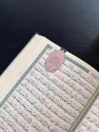 Marque-page aimanté Tawakkul Allah suffit à celui qui place sa confiance en Lui de Qamar Studio, illustré avec motif religieux.