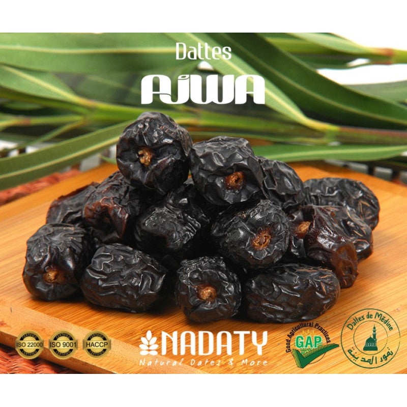 Dattes Ajwa de Médine biologiques de la marque Nadaty, vue rapprochée des dattes noires et épaisses dans un bol.