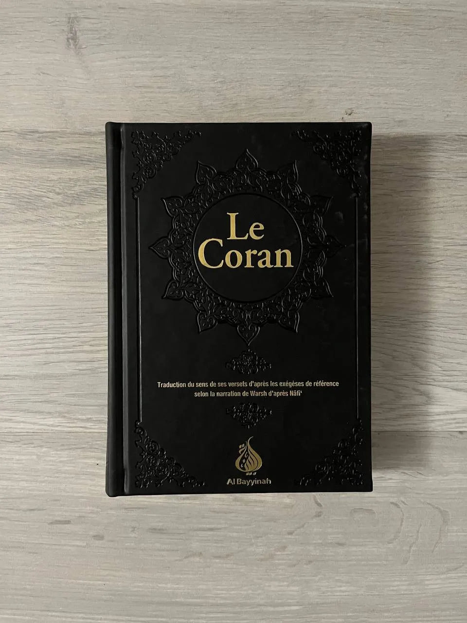 Coran en arabe et français, édition Al Bayyinah, traduction par Rachid Maach, avec texte en blanc et couverture simple.