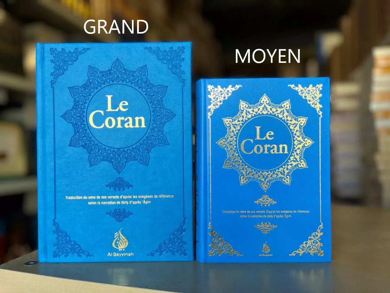 Coran Al Bayyinah en format moyen, traduction AR/FR selon Rachid Maach, fond bleu nuit, édition de référence.