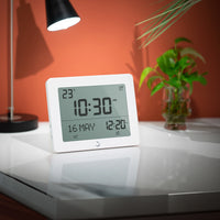 Horloge de bureau Al Fajr avec appel à la prière, appareil électronique blanc, affichage clair, conçu pour la prière musulmane.